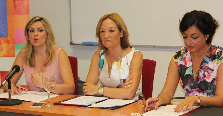 La consejera de Agricultura, Carmen Ortiz, junto a la alcaldesa de Baeza, Lola Marín, junto a la vicerrectora de la UNIA, Yolanda de la Fuente