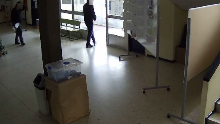 Dos de los ladrones en plena acción.