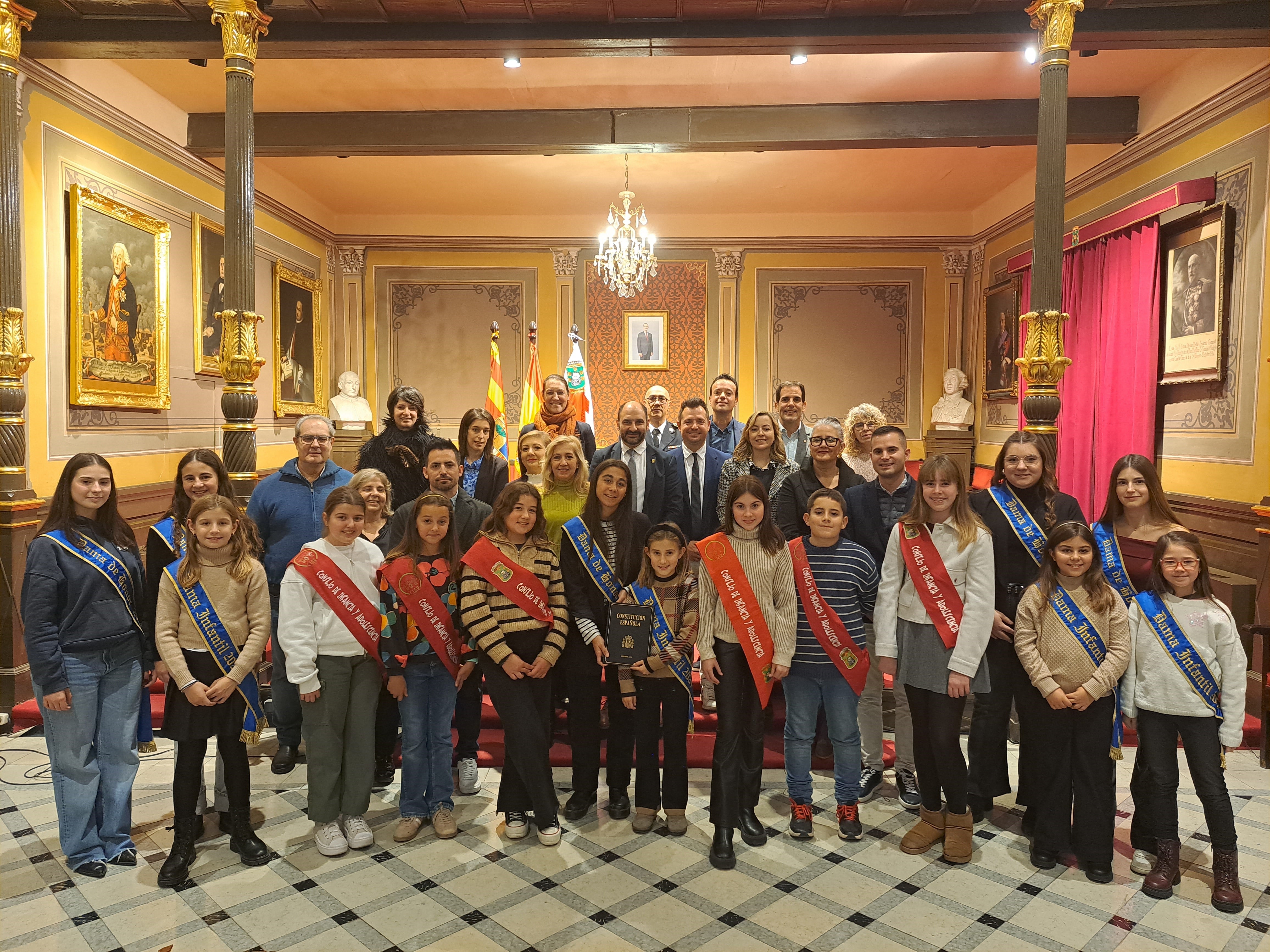Foto de familia de los participantes en la lectura de 24 capítulos de la Constitución. Foto: Ayuntamiento de Barbastro