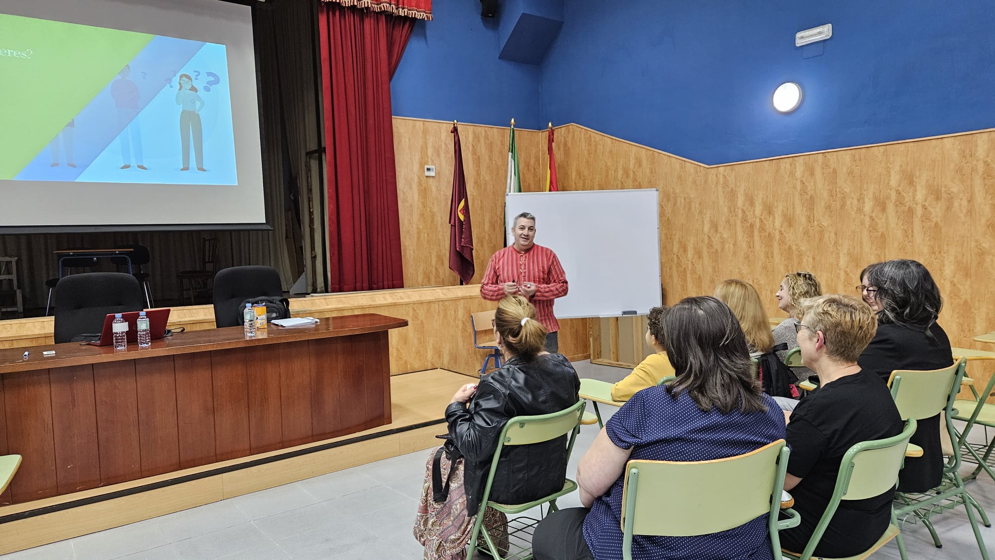 Otro momento de la charla, intervención de Miguel Pérez España, ante el público asistente