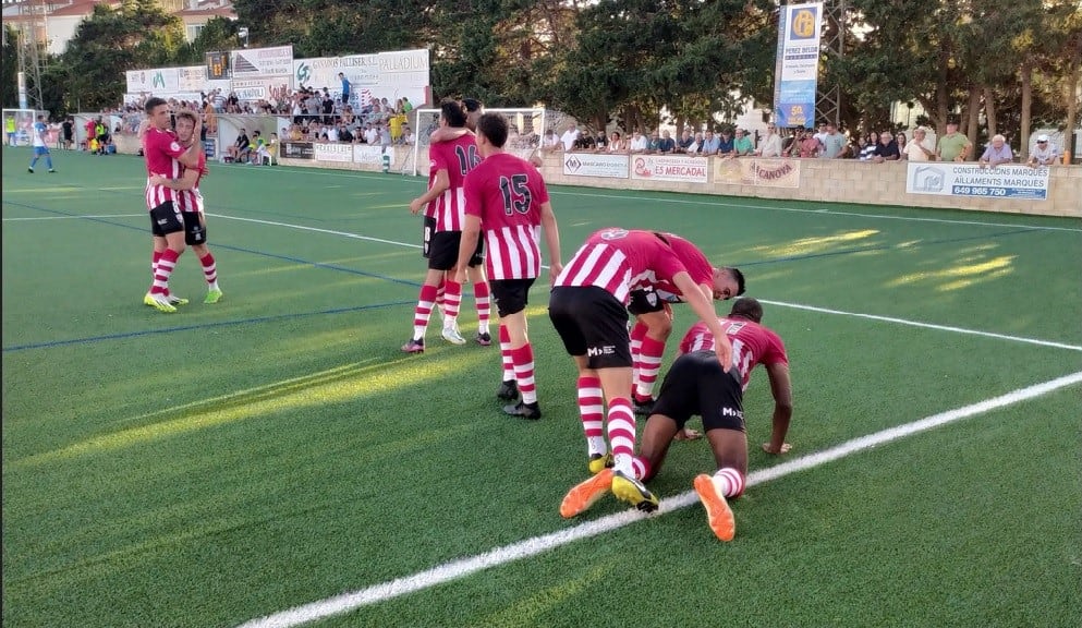Els jugadors del Mercadal van trigar 84 minuts a poder celebrar un gol, però els tres punts es van quedar a Sant Martí.