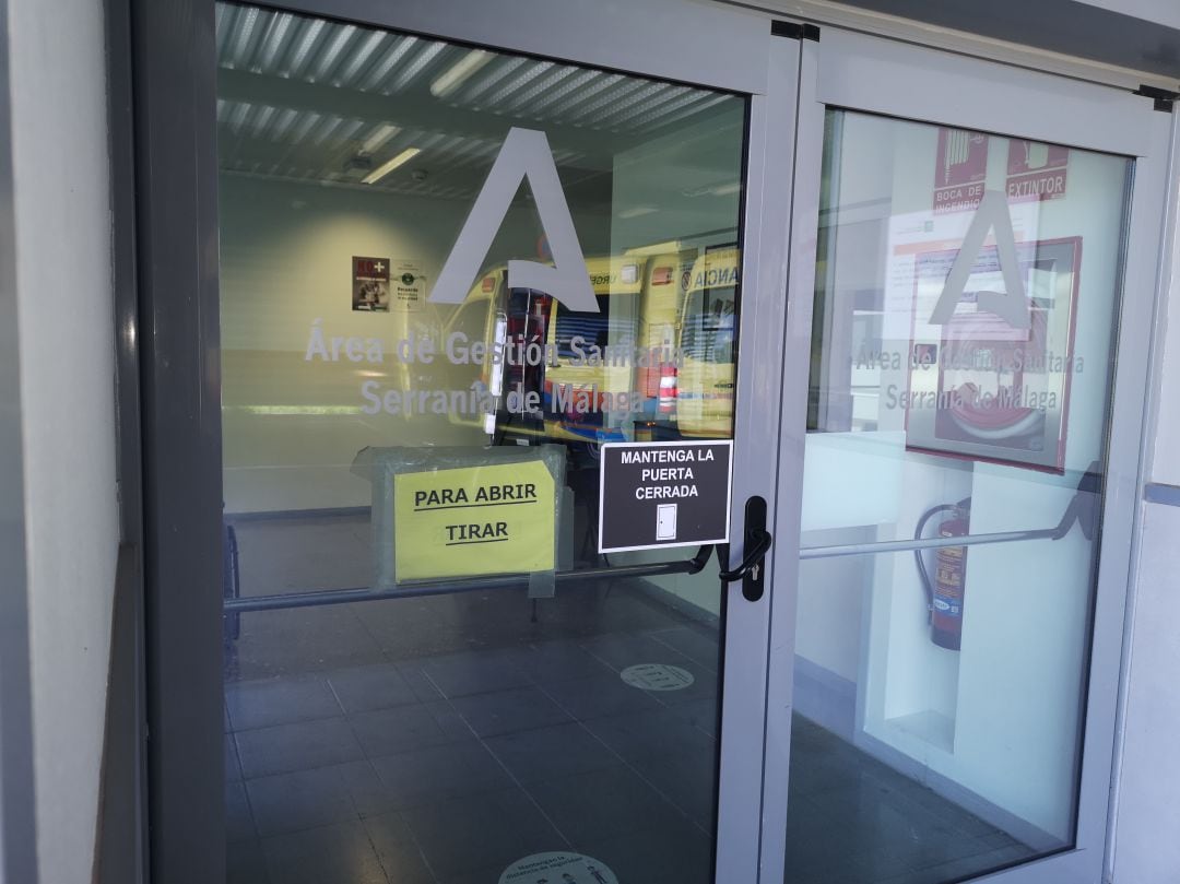 Puerta de acceso al área de Urgencias del Hospital de la Serranía