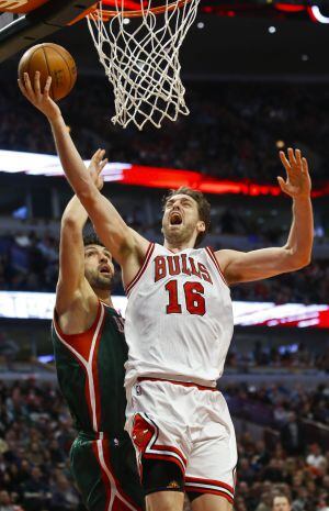 CHI25. CHICAGO (IL, EE.UU.), 10/01/2015.- El jugador de Bulls Pau Gasol (d) se dirige a la cesta ante la marca de Zaza Pachulia (i), de Bucks, hoy, sábado 10 de enero de 2015, durante un partido entre Bulls y Bucks por la NBA en el United Center de Chicag