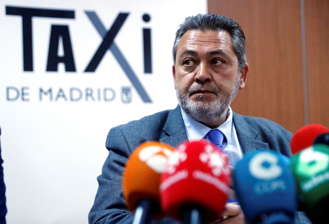 El portavoz de la Federación Profesional del Taxi de Madrid, Julio Sanz, durante la rueda de prensa que han ofrecido este miércoles las asociaciones convocantes de la huelga indefinida del sector del taxi madrileño. 