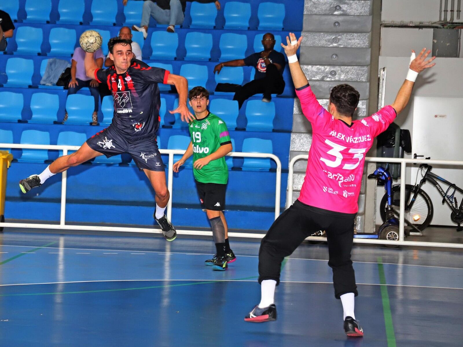 El canterano Rafa Robayna durante un partido con el Balonmano Lanzarote Ciudad de Arrecife.