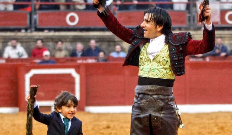 Diego Ventura, junto a su hijo, con los máximos trofeos del sexto toro de la tarde en Espartinas