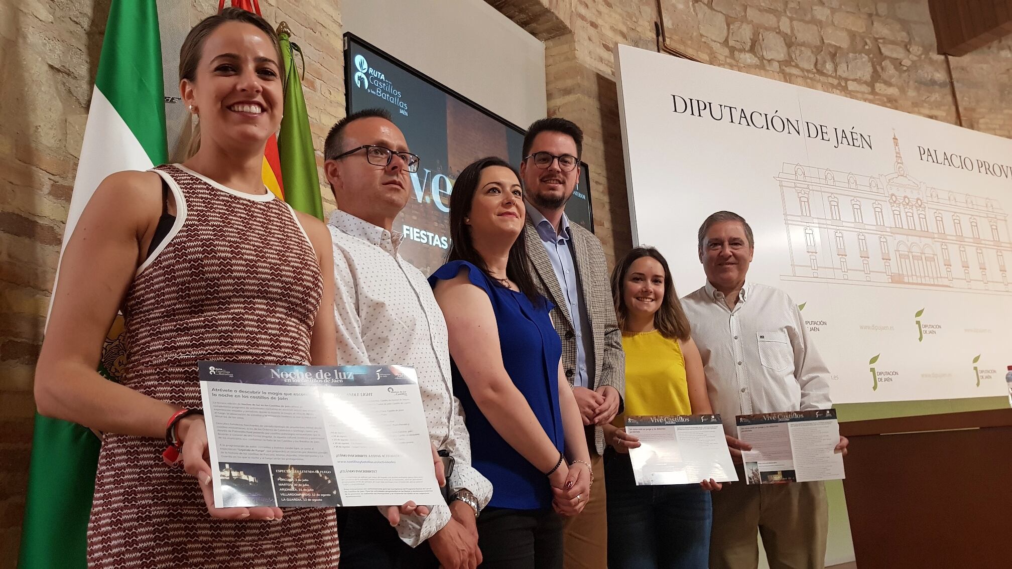 Foto de familia de la presentación, diputado con representantes de los ayuntamientos