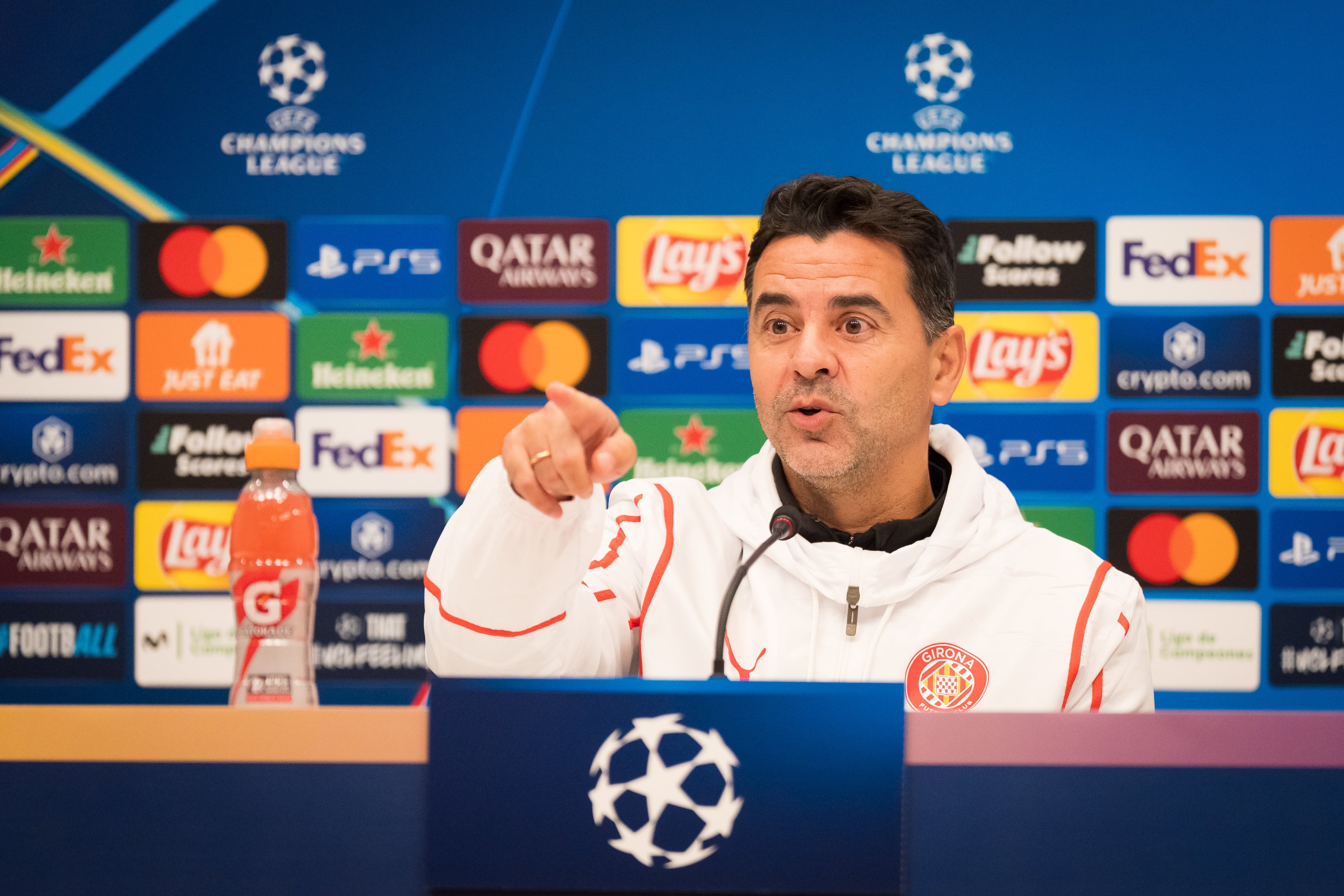 GRAFCAT1825. GIRONA (ESPAÑA), 09/12/2024.-El técnico del Girona FC, Michel Sánchez, durante la rueda de prensa que ha ofrecido tras el entrenamiento que ha realizado la plantilla rojiblanca  en las instalaciones de la Girona Football Academy by PUMA, para preparar el partido de la sexta jornada de la fase de liga de la Liga Campeones que disputarán mañana en el estadio de Montilivi (Girona) ante el Liverpol FC.EFE/ David Borrat
