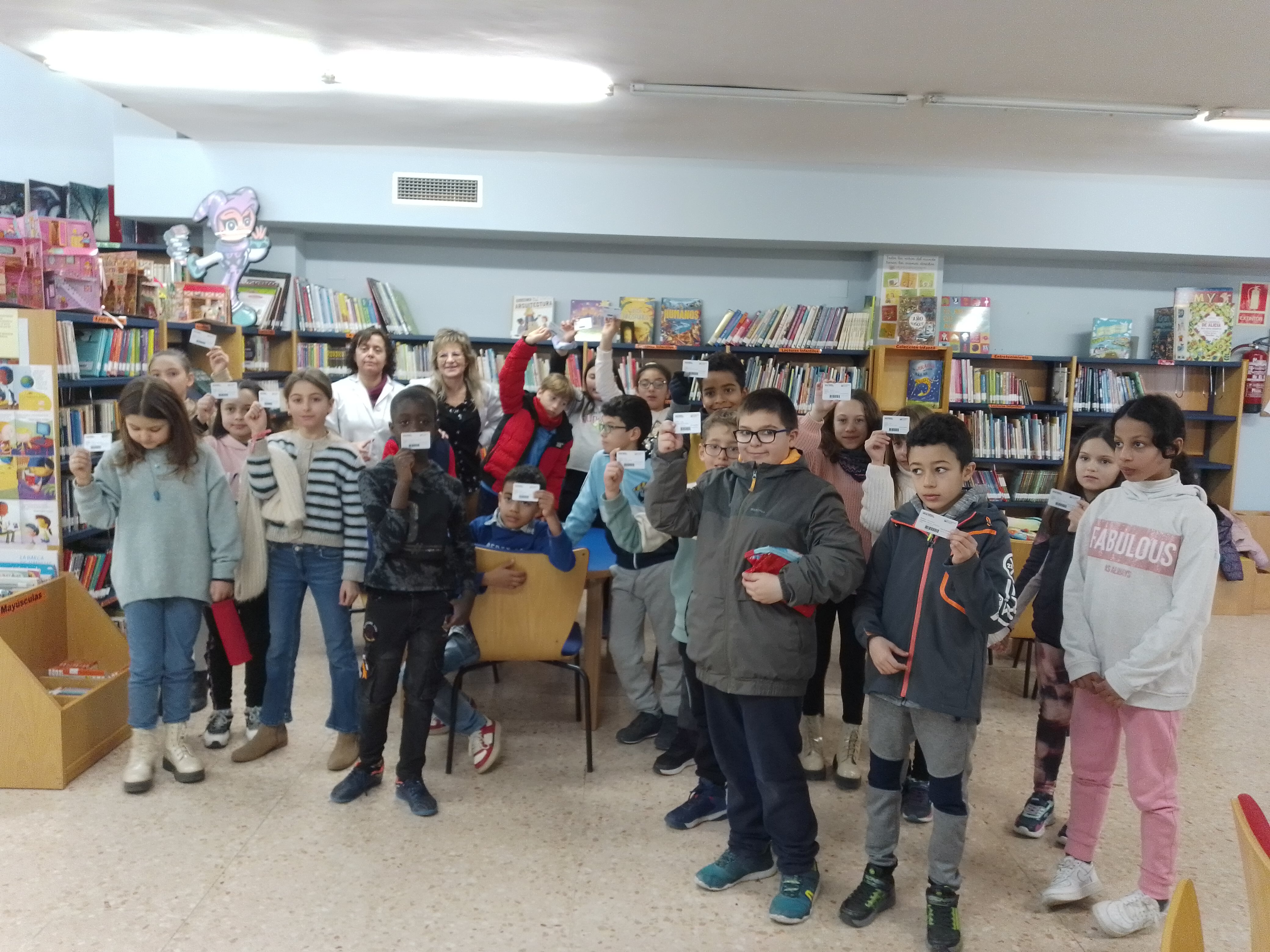 La Biblioteca Municipal de Monzón entrega carnets gratuitos a los alumnos de 4º de Primaria que la visiten