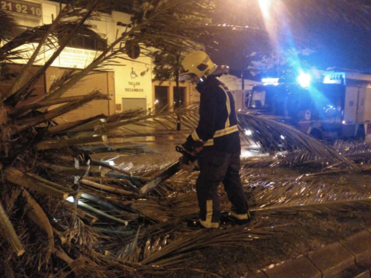 El fuerte viento en Málaga causa estragos con previsión de lluvia el martes