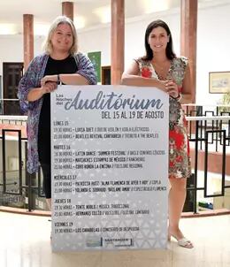 La alcaldesa de Santander junto a la concejala de dinamización social del Ayuntamiento.