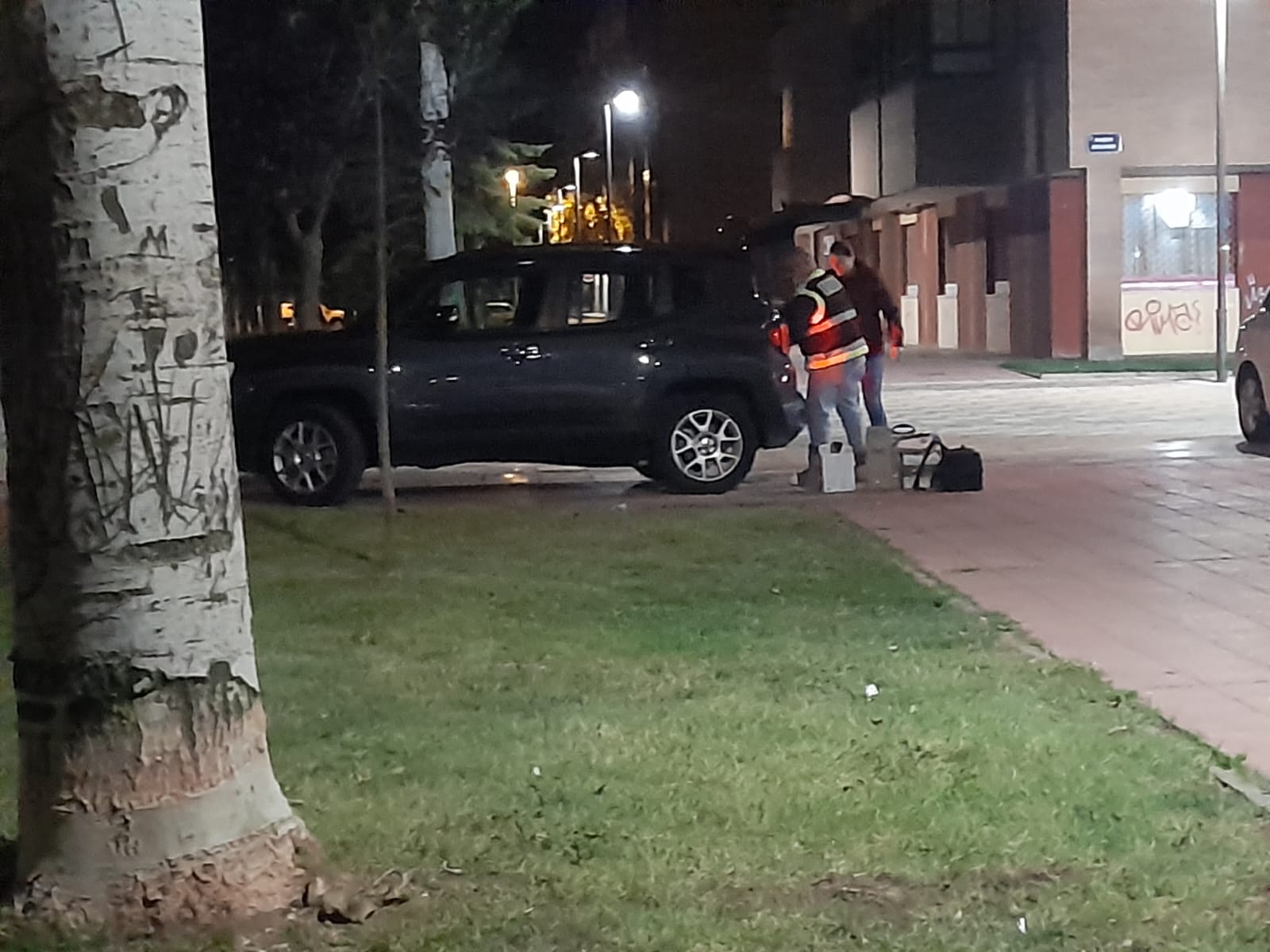 Agentes de la Policía Científica recogieron pruebas en el domicilio en el que se encontró el cadáver