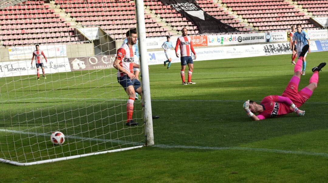 Nucho mira como el remate de Santi Gegunde introduce el balón en su portería