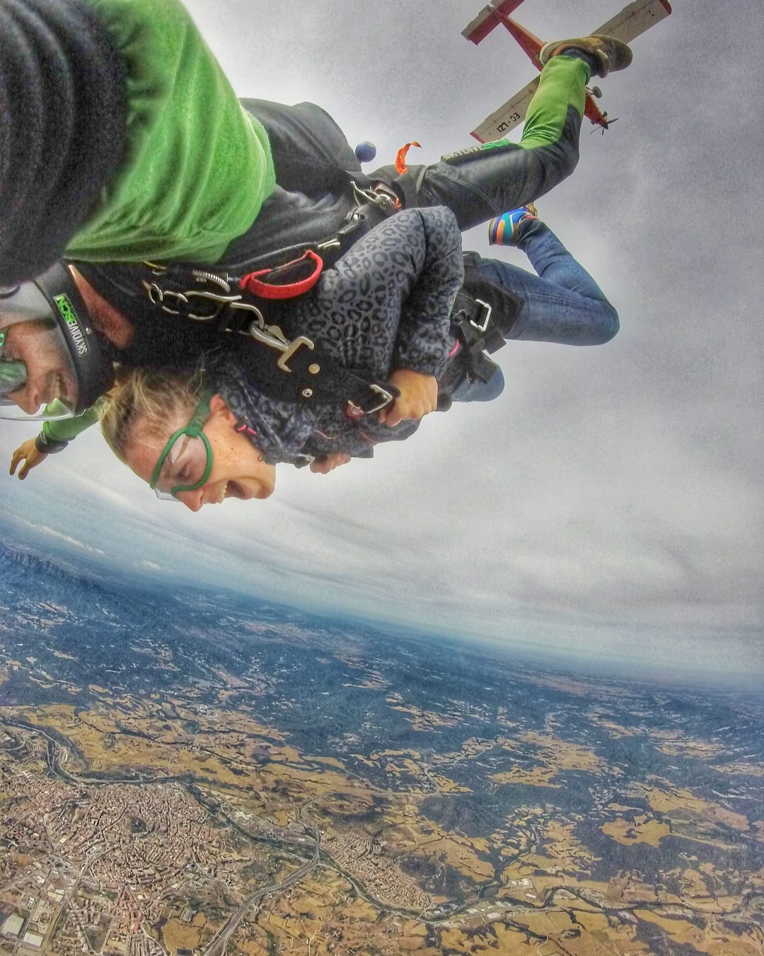 Nàdia Olm saltant en paracaigudes.