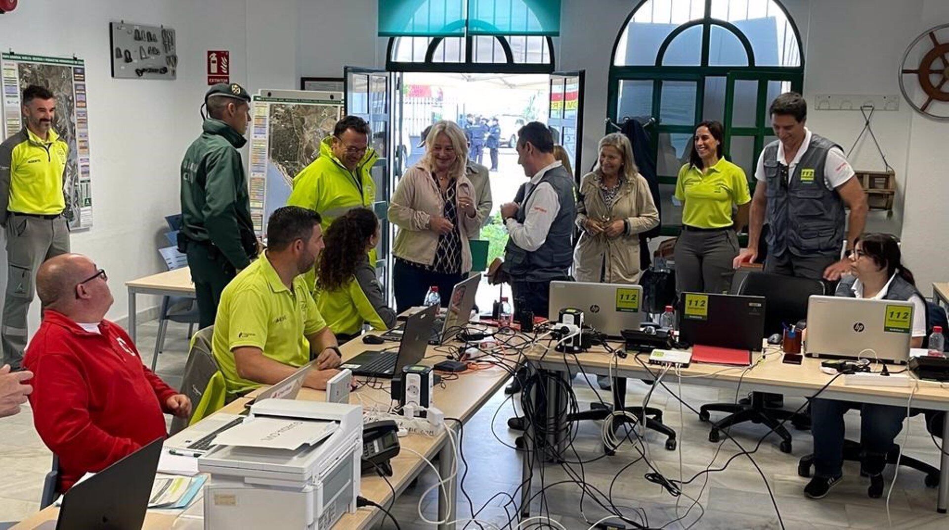 La delegada del Gobierno andaluz en Cádiz, Mercedes Colombo, junto al equipo de seguridad / EP