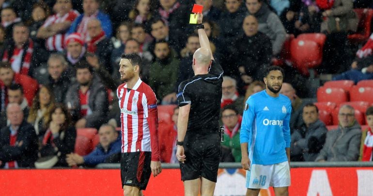 Soccer Football - Europa League Round of 16 Second Leg - Athletic Bilbao vs Olympique de Marseille - San Mames, Bilbao, Spain - March 15, 2018   Athletic Bilbao&#039;s Aritz Aduriz is shown a a second yellow card and a red card by referee Anthony Taylor