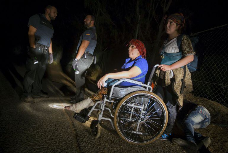 Una mujer, que dice provenir de Siria, en su silla de ruedas tras llegar a Gran Canaria a bordo de una patera