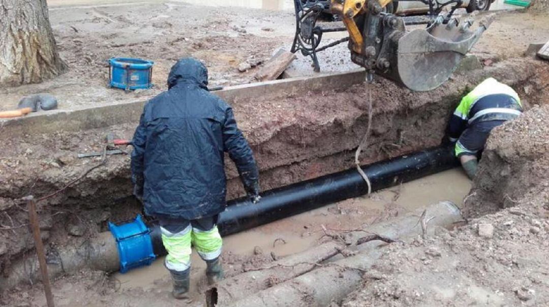 Polémica por el cambio de tuberías en las Casas de Abella del barrio del Ave María