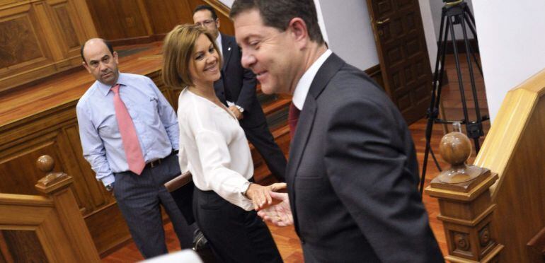 GRA154. TOLEDO, 01/07/2015.- La hasta hoy presidenta de Castilla-La Mancha, María Dolores de Cospedal, y el hoy investido presidente de Castilla-La Mancha, Emiliano García-Page (d), estrechan sus manos al término del debate de investidura. García-Page ha sido investido presidente gracias a los votos a favor de los 15 diputados socialistas y los 2 de Podemos y con 16 votos en contra del grupo parlamentario popular. EFE/Ismael Herrero