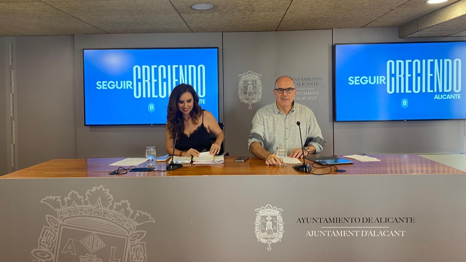 Ana Poquet, concejala de Turismo en el Ayuntamiento de Alicante y Manuel Villar, vicealcalde y concejal de Limpieza y Medio Ambiente, en la Junta de Gobierno de este martes