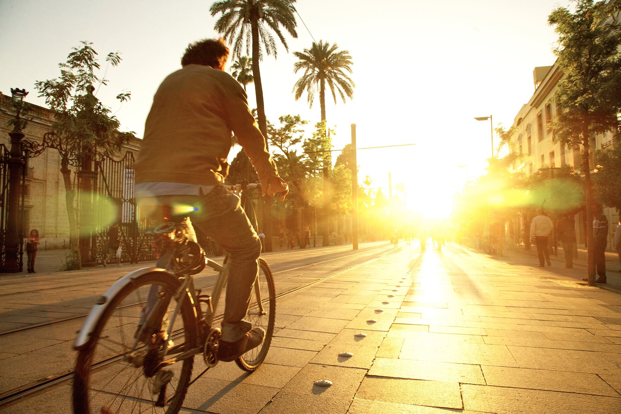 Un hombre pasea en bicicleta.