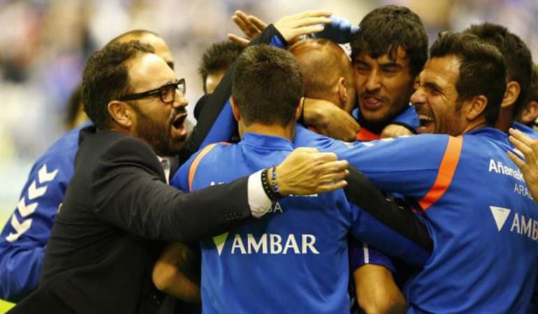 Los jugadores de banquillo felicitan a Gaizka Toquero tras el primer gol.