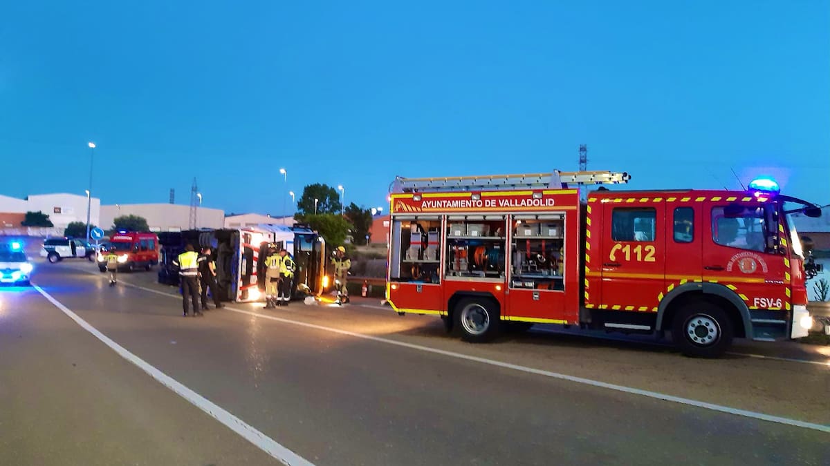 El vuelco de un camión complica la circulación en la Ronda Exterior en la salida hacia la autovía del Duero