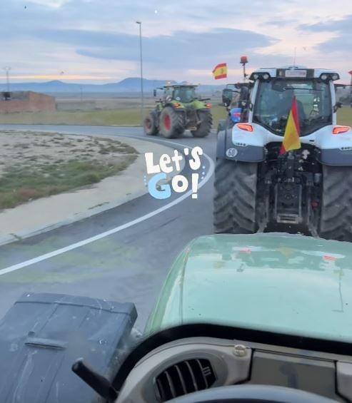 Tractores girando en la rotonda de Grañén, en dirección a Huesca. Foto: @agroduque