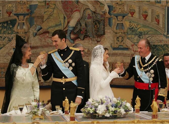 Fotografía oficial de la boda de los príncipes, brindando con los Reyes.