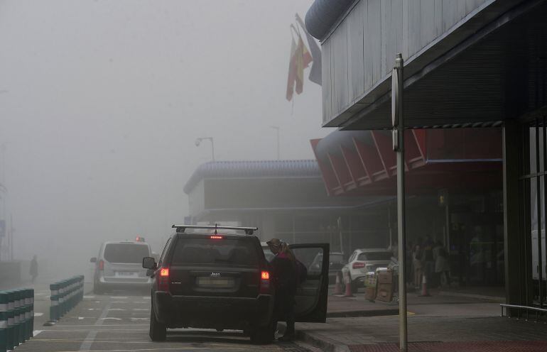 El aeropuerto Seve Ballesteros Santander ha recuperado la actividad, aunque cientos de pasajeros han tenido que llegar en autobús desde Bilbao tras el desvío de sus vuelos.