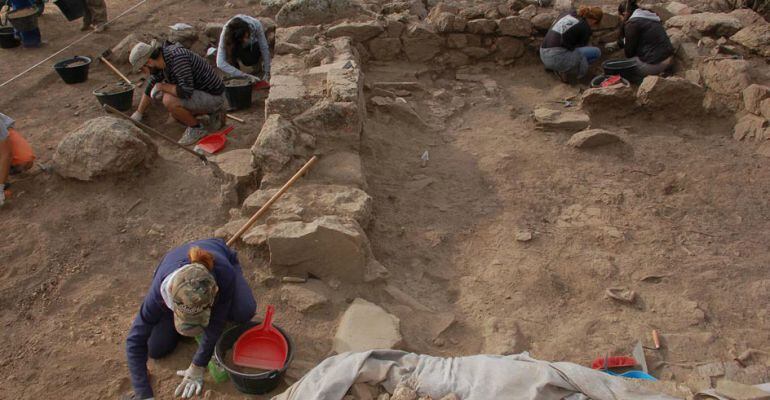 Voluntarios trabajando en el yacimiento de Navalahija