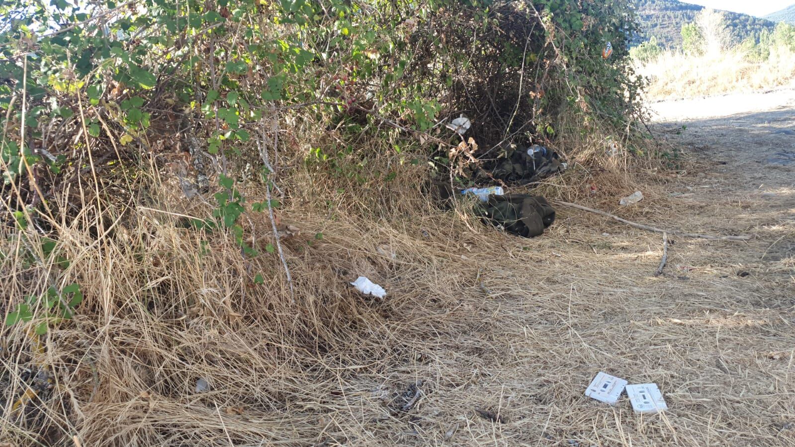 Suciedad junto al río Aragón en Jaca este fin de semana