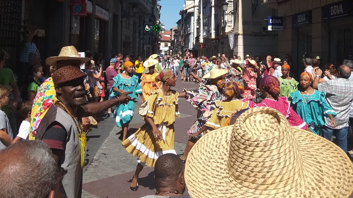 La fiesta y el folklore de cuatro continentes continúan en Jaca hasta el domingo