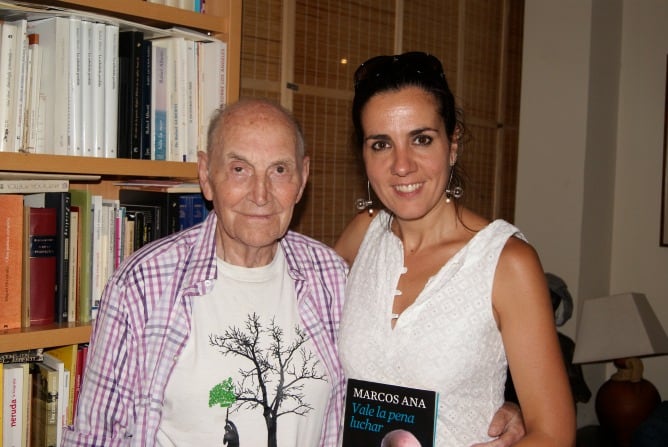 Marcos Ana, que acaba de publicar el libro &quot;Vale la pena luchar&quot; sobre su vida, junto a Elena Jiménez.