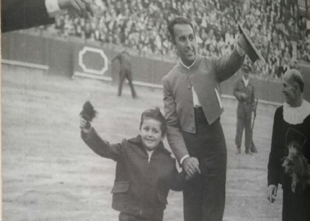 Recuerdo familiar de un joven Tito de San Bernardo, junto con su hijo Manuel Rodríguez &#039;Manolón&#039;, dando la vuelta al ruedo tras cortar una oreja en un festival celebrado en la Real Maestranza de Sevilla