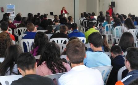 Teresa Vega interviniendo ante los estudiantes