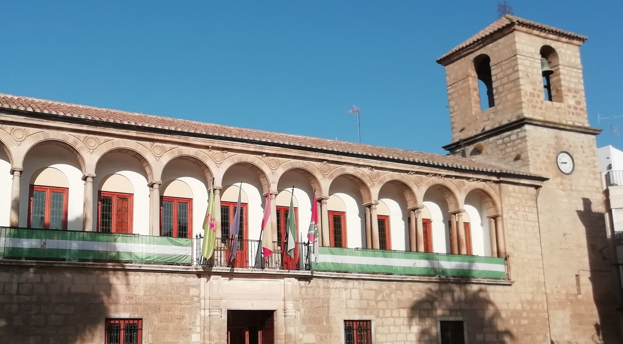 Fachada principal del Ayuntamiento de Torredonjimeno.