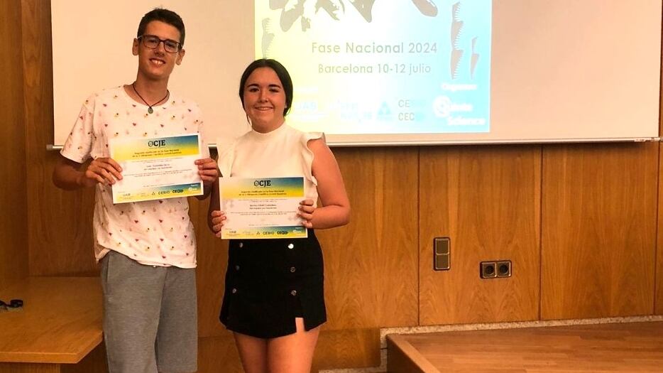 Iván González Seva y Marina Albert Caballero, alumnos eldenses del IES La Melva, en la OCJE (Olimpiada Científica Juvenil Española).