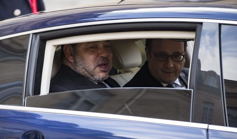 El rey Mohamed VI de Marruecos y el presidente francés, François Hollande, abandonan el Palacio del Elíseo tras una reunión, en una imagen de archivo.