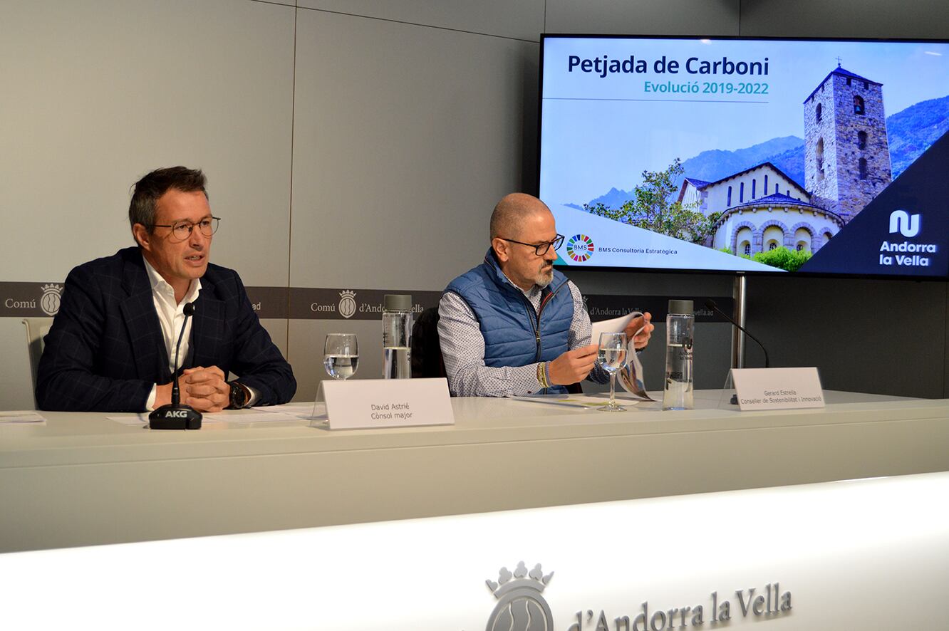 El cònsol major d'Andorra la Vella i candidat a la reelecció per DA, David Astrié, i el conseller de Sostenibilitat i Innovació, el liberal Gerard Estrella, durant la roda de premsa recent.