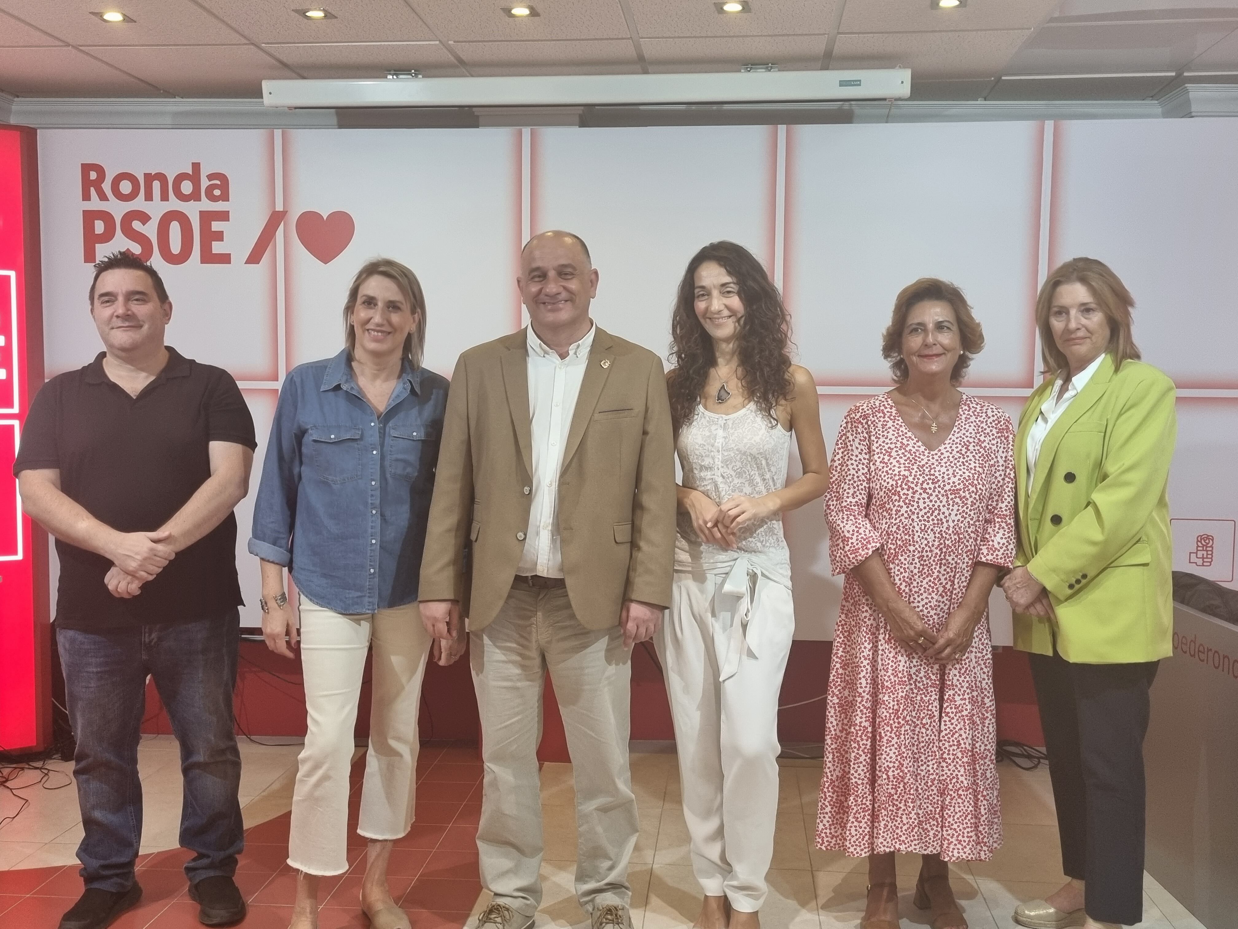 Varios componentes del PSOE rondeño este lunes ante la prensa