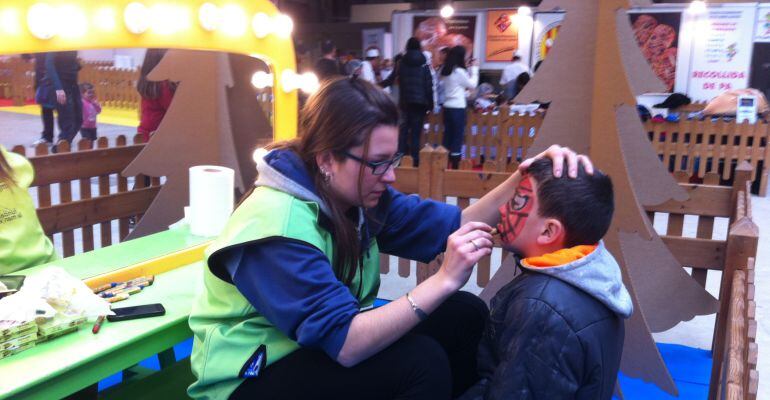 Un nen participant al taller de maquillatge del parc infantil