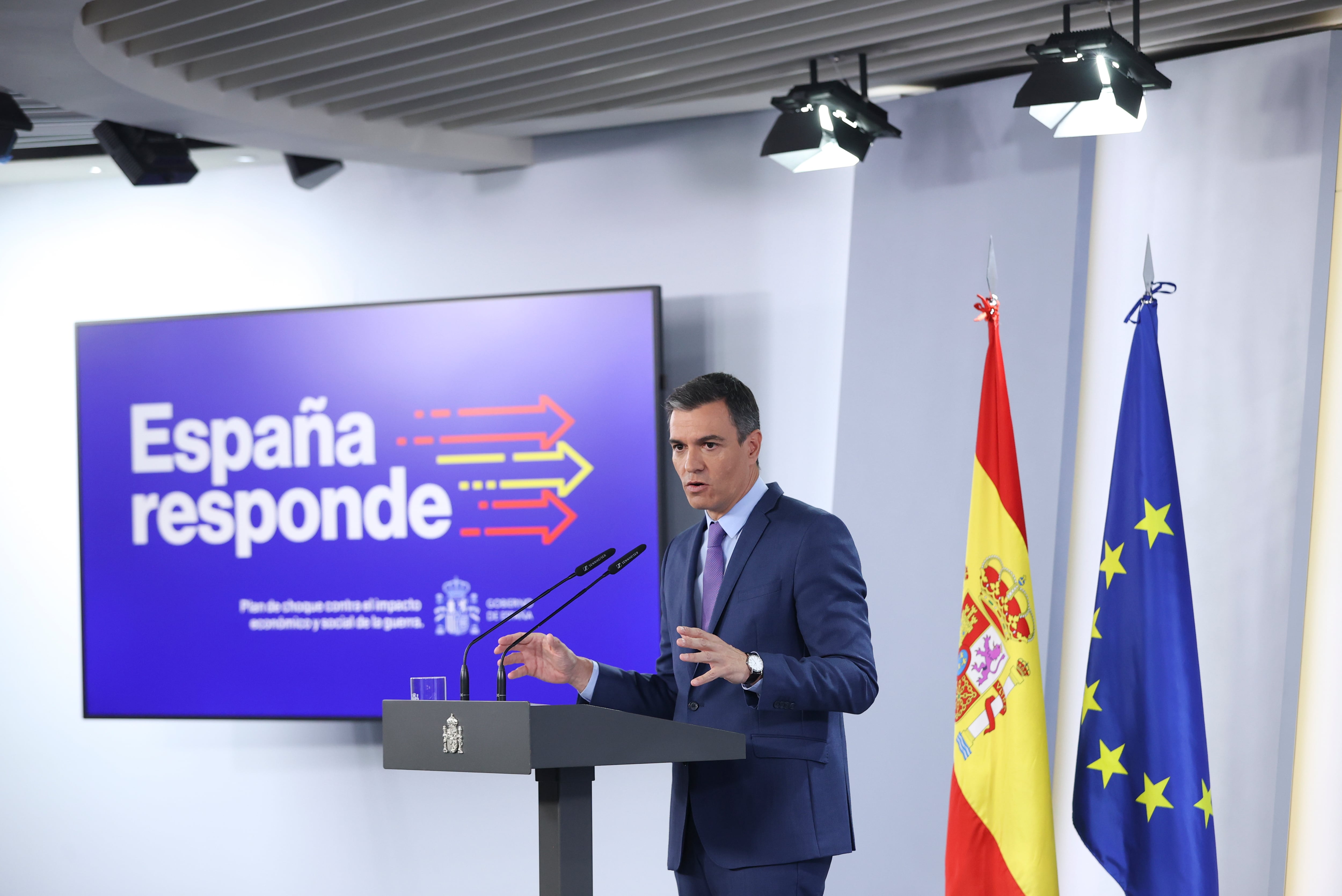 MADRID, 25/06/2022.- El presidente del Gobierno, Pedro Sánchez, comparece en el Palacio de La Moncloa tras el Consejo de ministros extraordinario celebrado este sábado. El Gobierno ha aprobado este sábado nuevas medidas para hacer frente a la crisis provocada por la guerra en Ucrania que supondrán un coste "superior a los 9.000 millones de euros", según ha anunciado el presidente del Gobierno, Pedro Sánchez, tras la reunión extraordinaria del Consejo de Ministros. EFE/Kiko Huesca