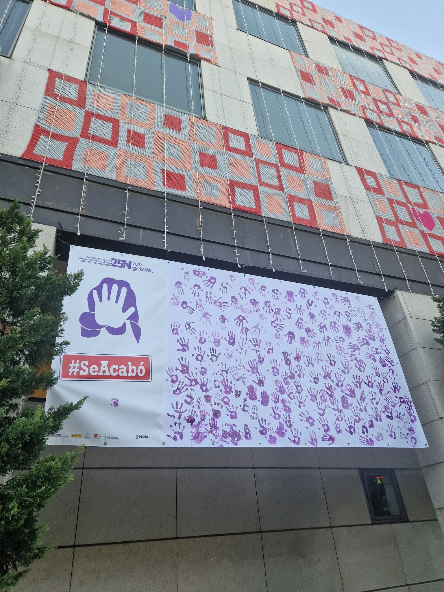 El mural se ha instalado en el Ayuntamiento de Getafe con motivo del 25-N