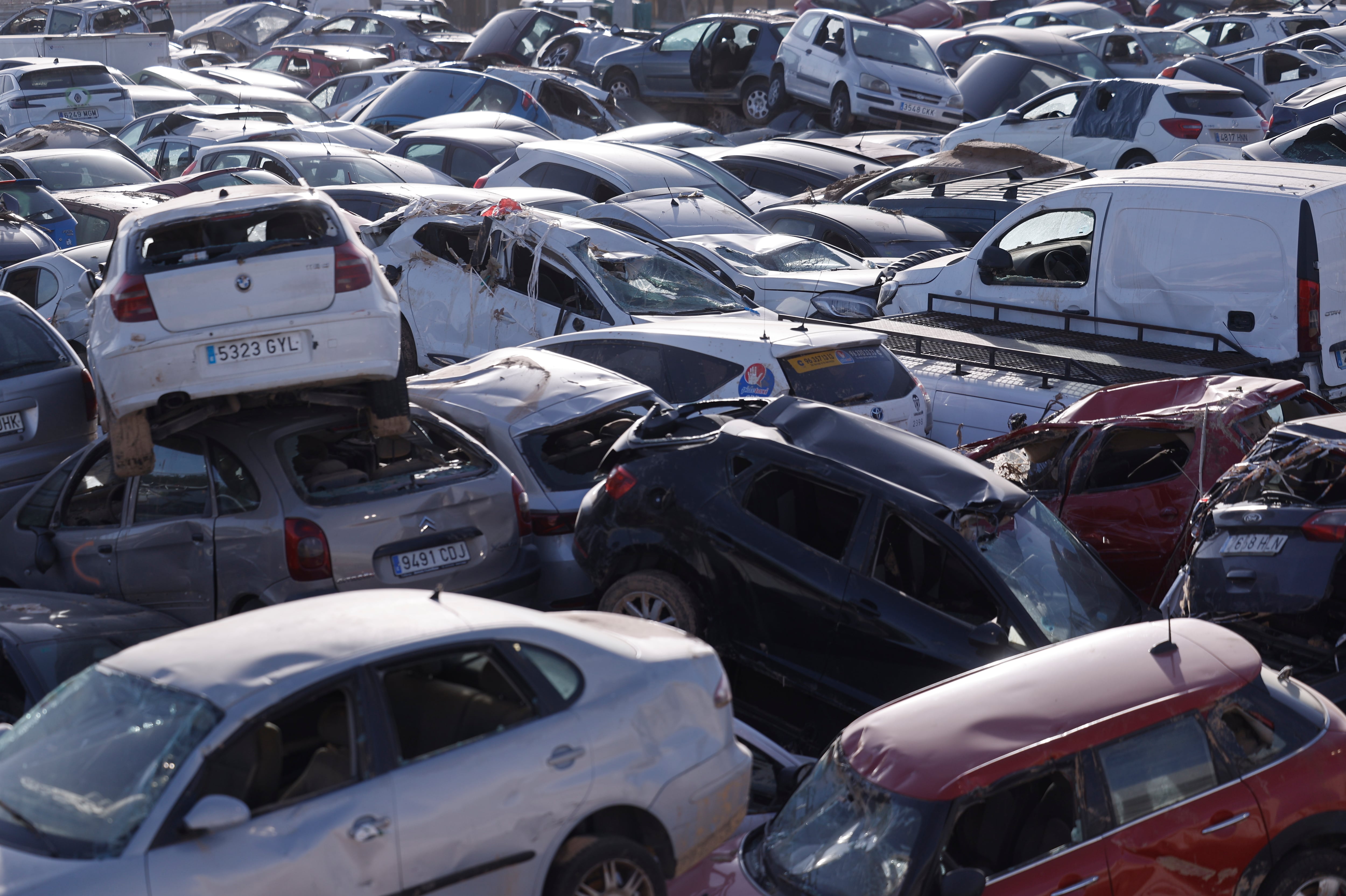 FOTODELDÍA BENETÚSER (VALENCIA), 20/11/2024.- Coches apilados en la localidad valenciana de Benetúser este miércoles, tres semanas después del paso de la dana. EFE/Kai Försterling
