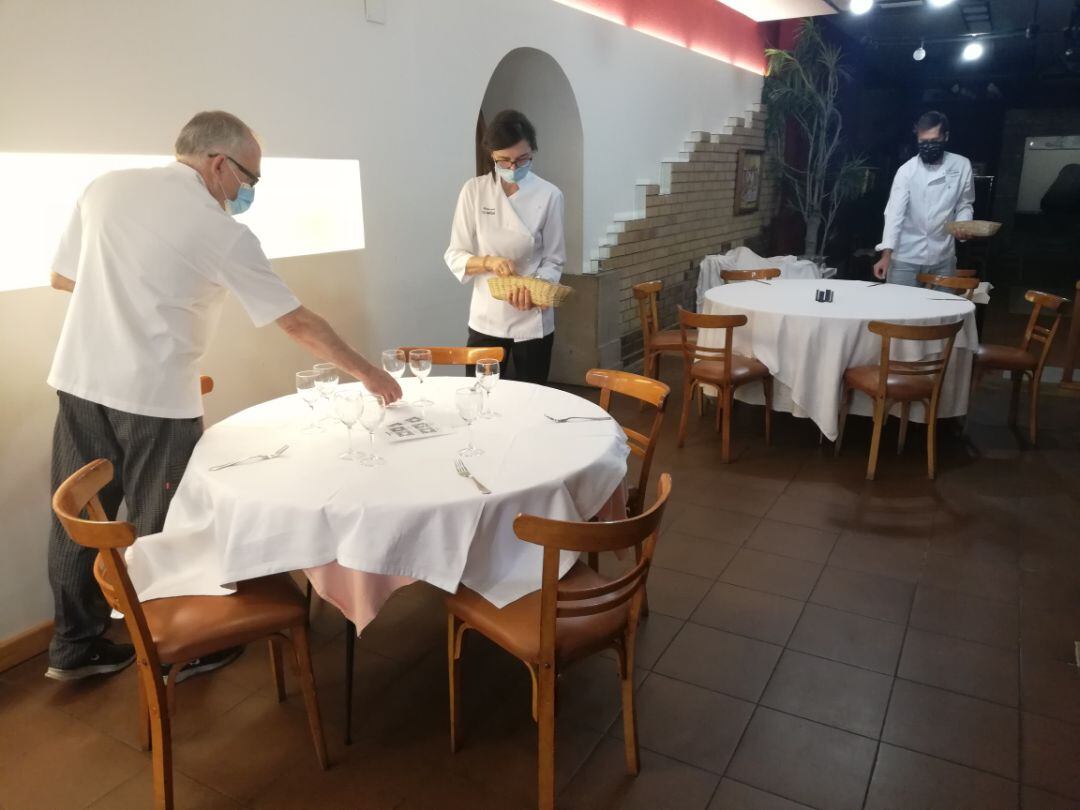 Cambrers preparant les taules del restaurant La Masia de Lleida aquest dimarts, 11 d&#039;agost, en què han pogut reobrir l&#039;interior dels locals.