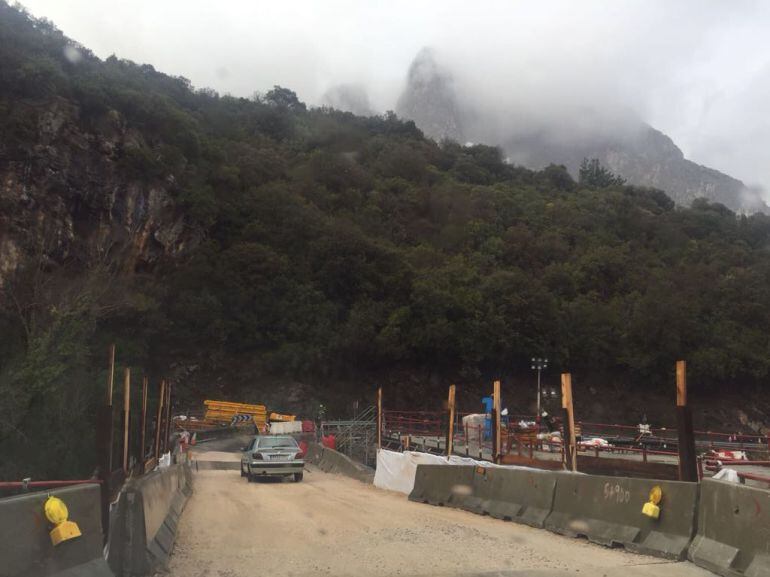 Puente de Lebeña en el que se están ejecutando las obras.