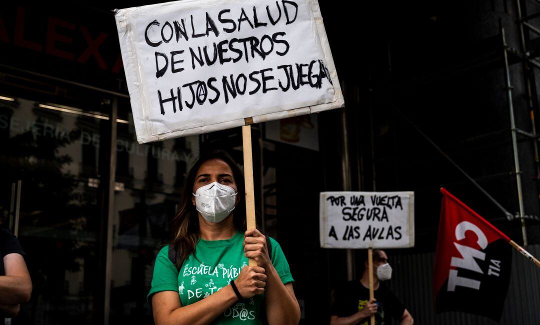 Una manifestante por la educación pública.