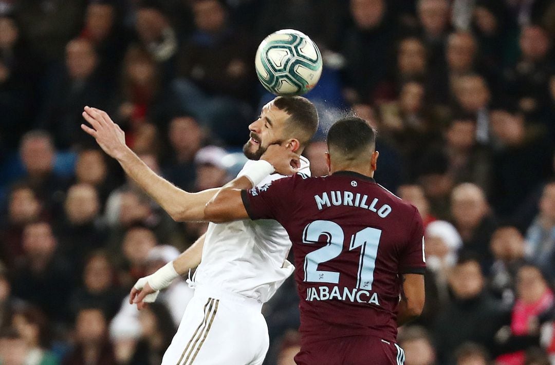 Murillo y Benzama pugnan por un balón en el Bernabéu