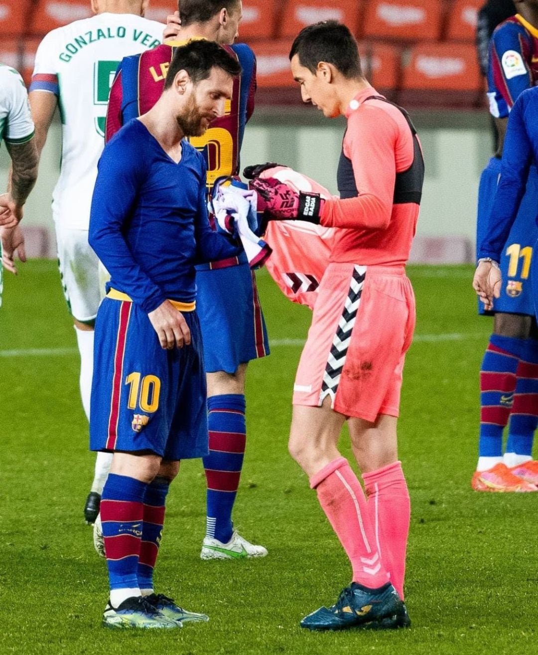 Messi y Edgar Badía en el momento que cambian sus camisetas